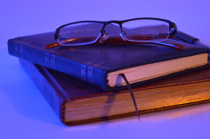 網(wǎng)站開發(fā)團隊如何編寫網(wǎng)站制作方案？ books_reading_glass_free_photo-690x457